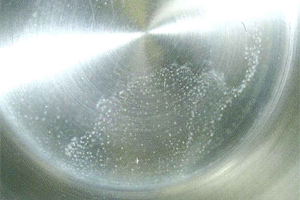 使用後、鍋の内側に白い斑点やシミができました。どうしてですか？このまま使用しても大丈夫でしょうか？